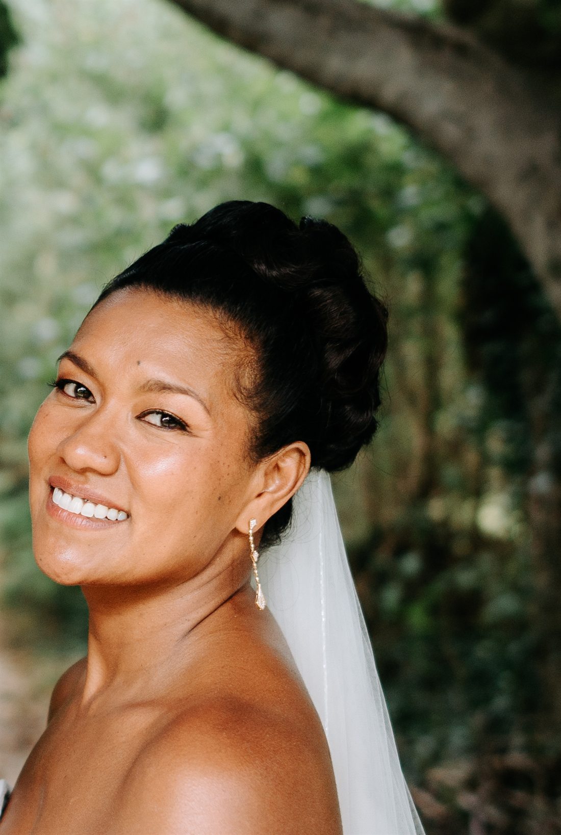 Bride with an updo, veil and natural bridal make-up