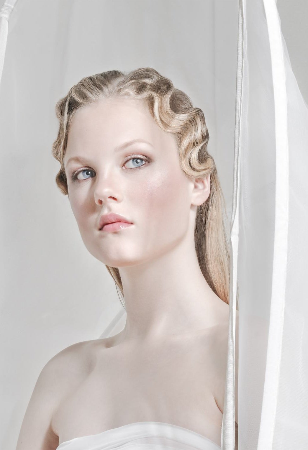 Bride with vintage waves behind a veil