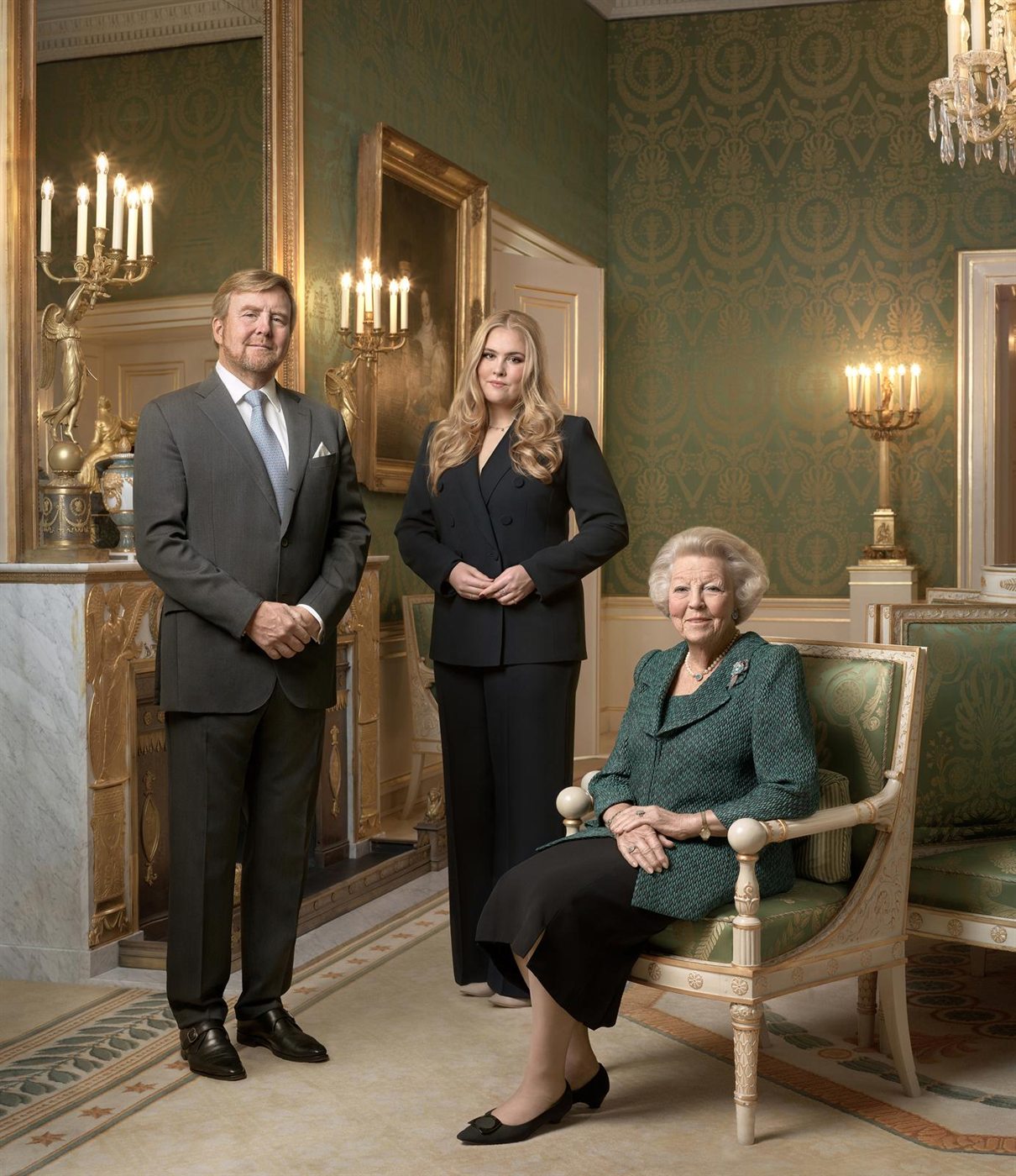 King Willem-Alexander, Princess Amalia and Princess Beatrix in the green room, photo Gemmy Woud-Binnendijk